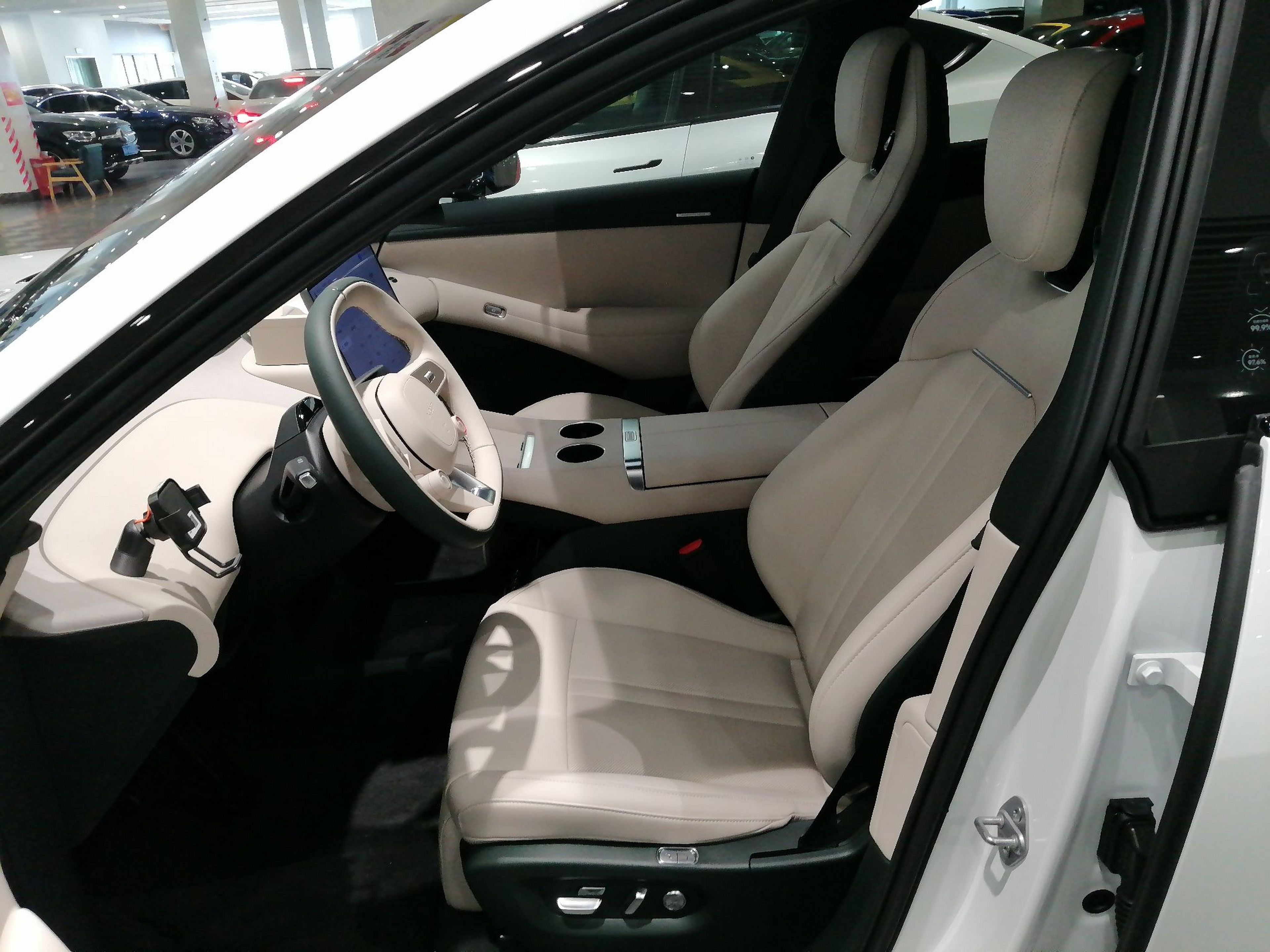 المقاعد الأمامية داخل السيارة