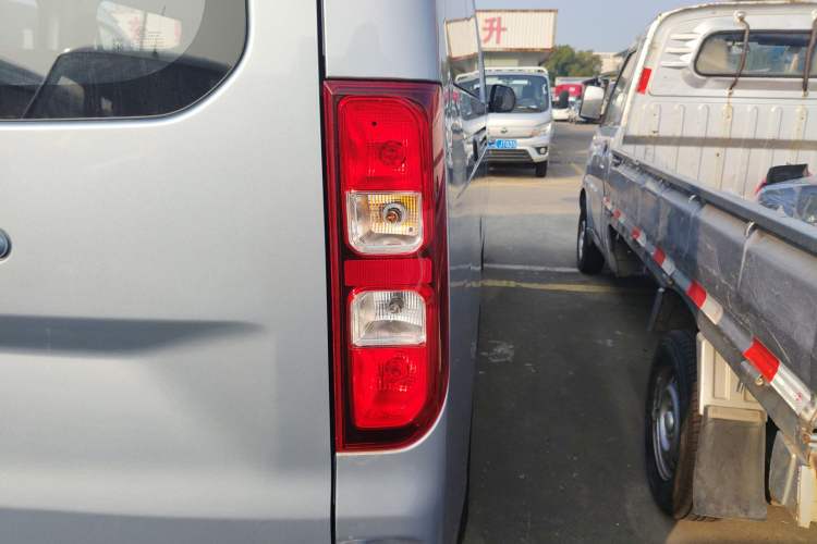 Used Wuling Yangguang 2024 300KM Comfort Version Passenger Van 75kW
