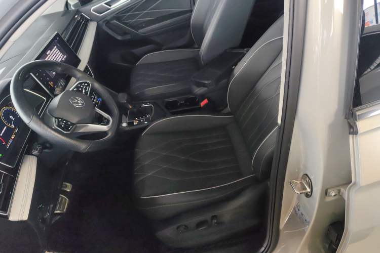 Used Volkswagen Tiguan L 2023 Restyled 330TSI Automatic Two-Wheel Drive R-Line Enhanced Comfort Version
