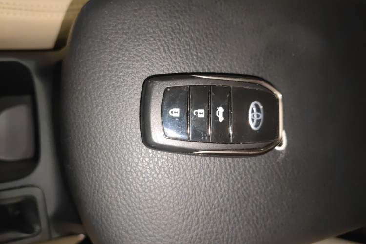 Used Toyota RAV4 2015 2.0L CVT Two-Wheel Drive Fashion Edition