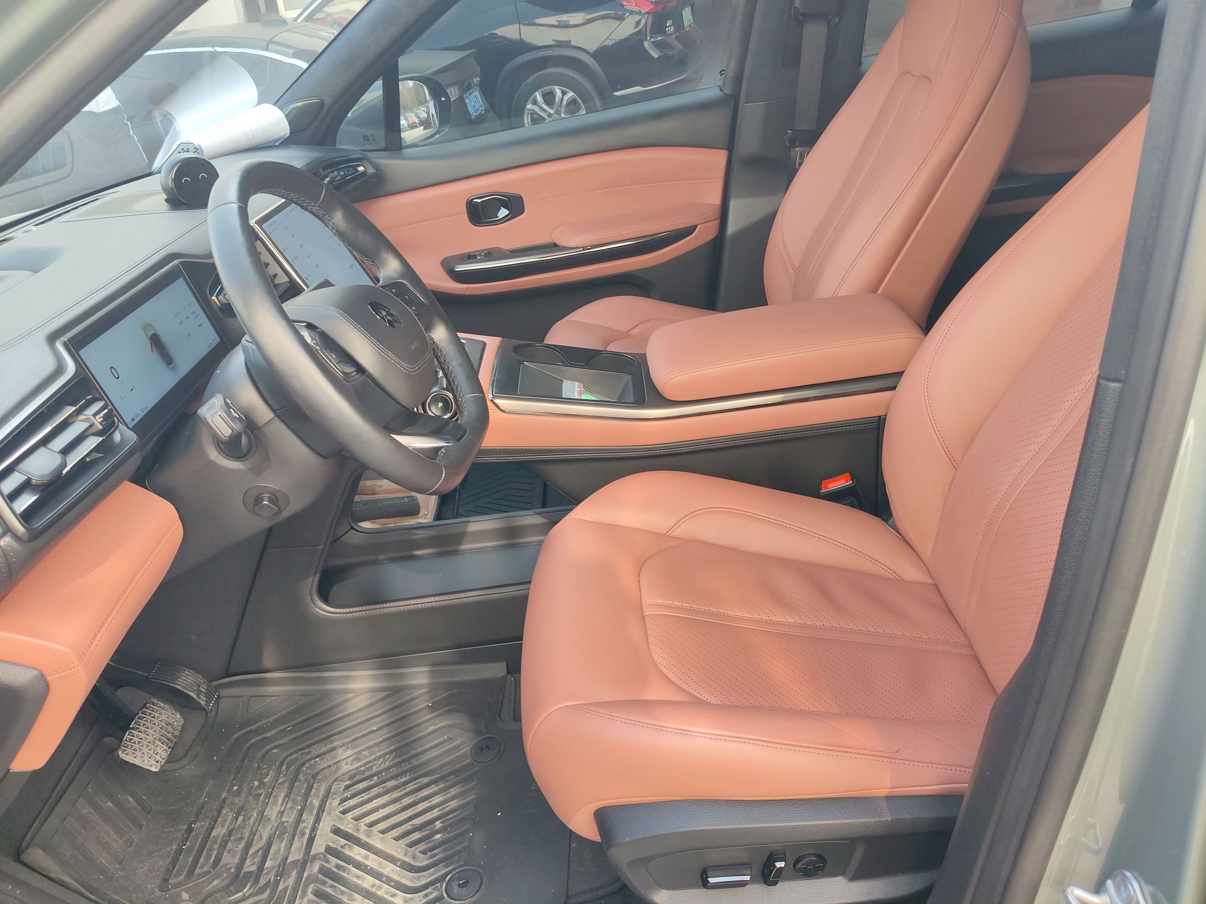 Переднее сиденье в автомобиле