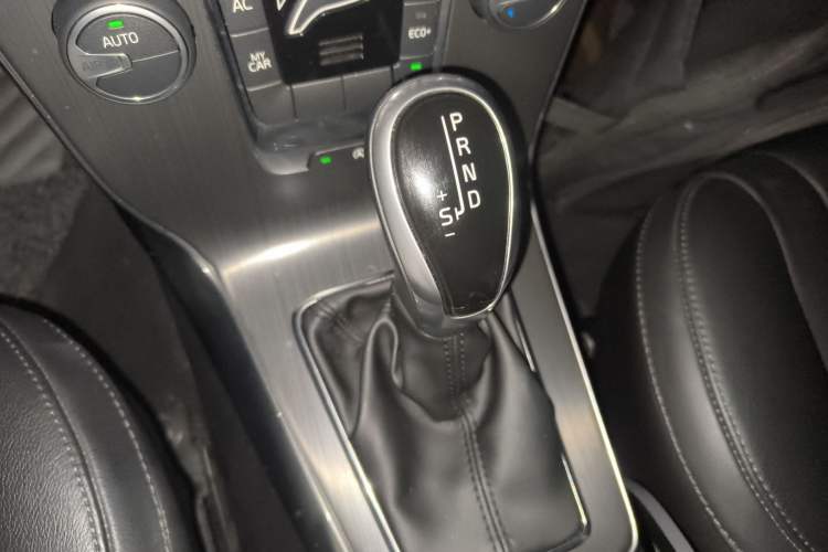 Used Volvo V40 2016 T3 Zhiyi Edition
