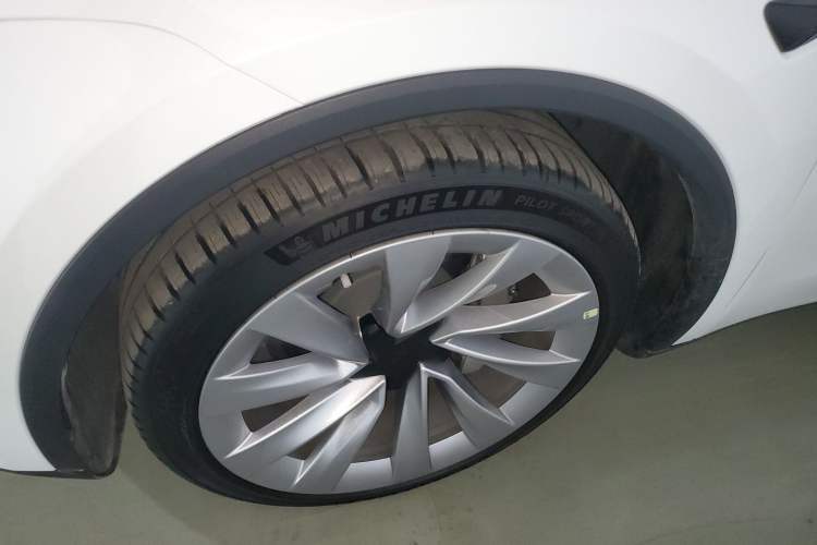 Used Tesla Model Y 2025 Long-Range All-Wheel-Drive Version