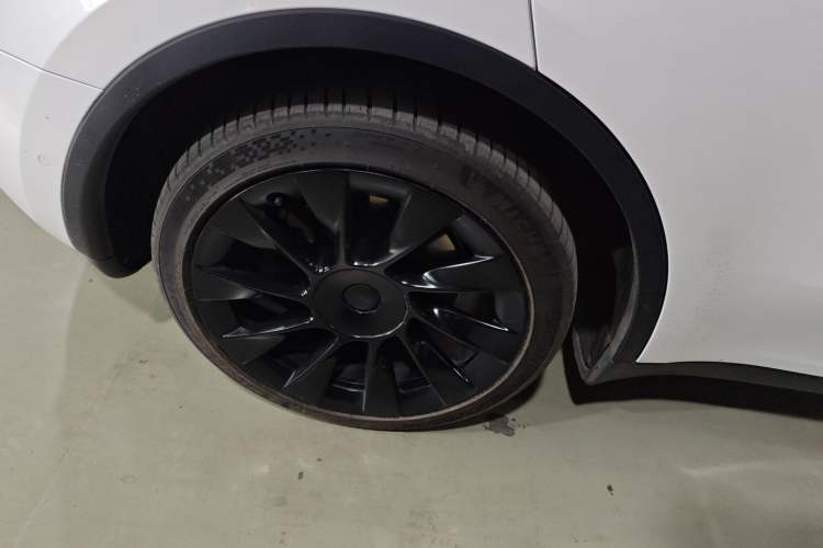 Used Tesla Model Y 2023 Long-Range All-Wheel-Drive Version
