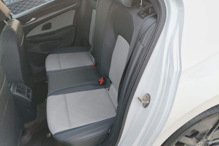 Used Volkswagen Golf 2025 300TSI R-Line
