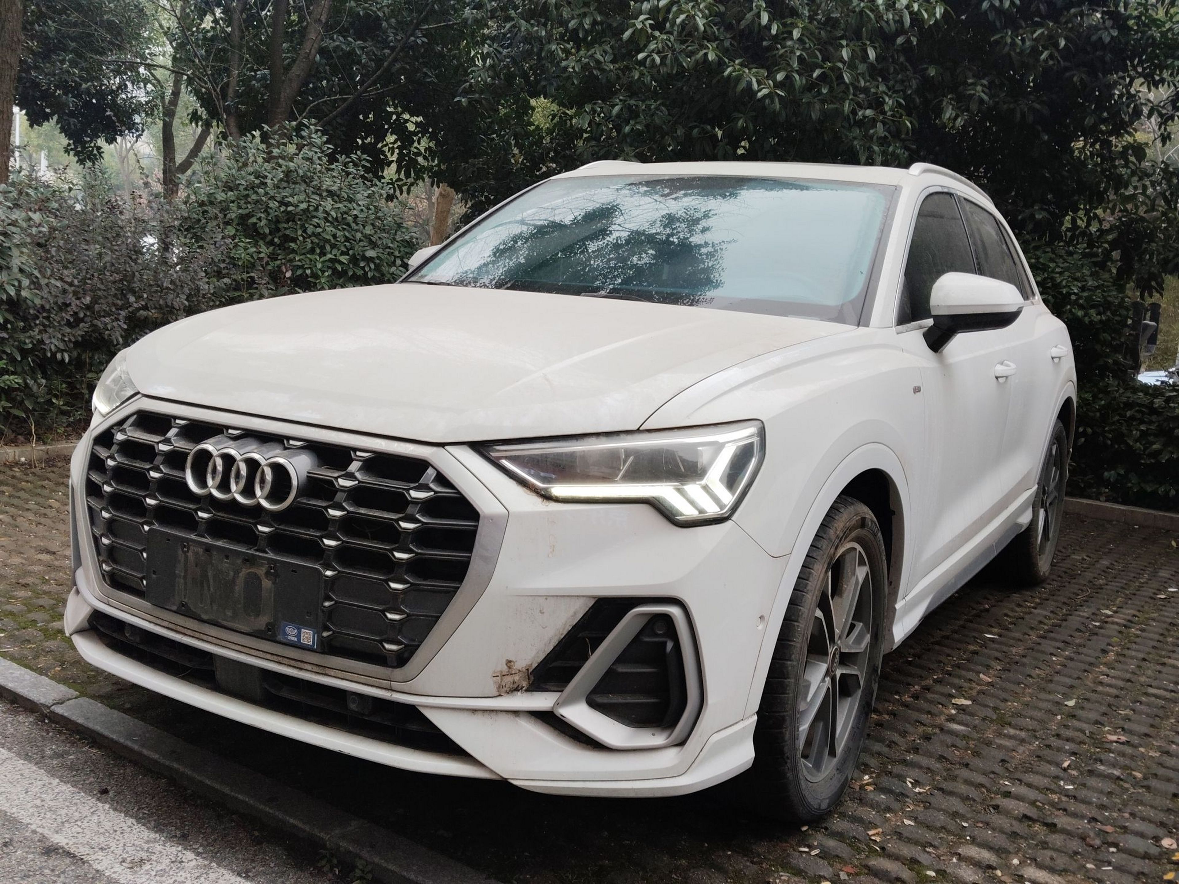 Под передней частью автомобиля