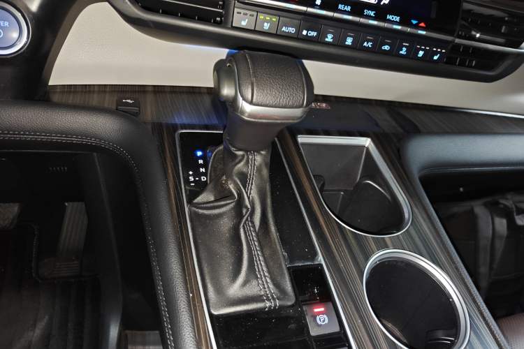 Used Toyota Granvia 2022 2.5L Hybrid Flagship Edition
