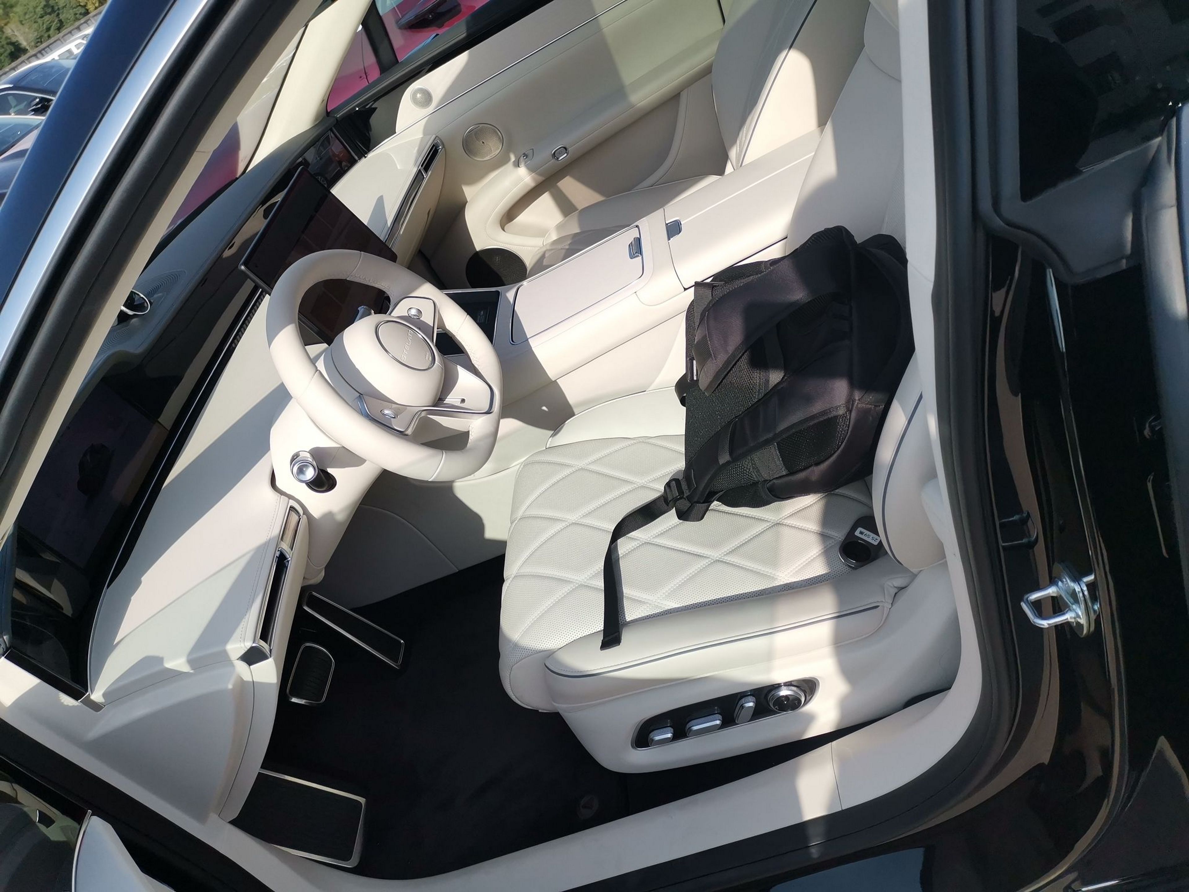 Переднее сиденье в автомобиле