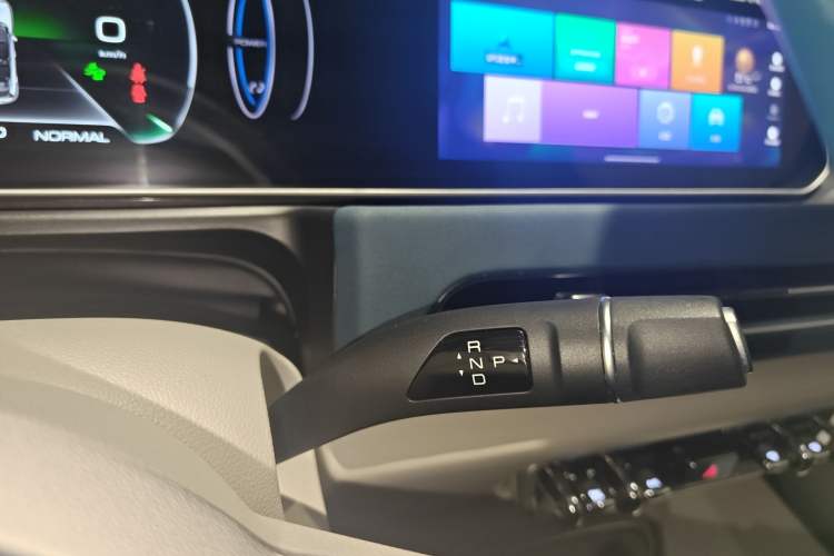 Used ORA Good Cat 2023 401 km Standard Range Luxury Version Lithium Iron Phosphate
