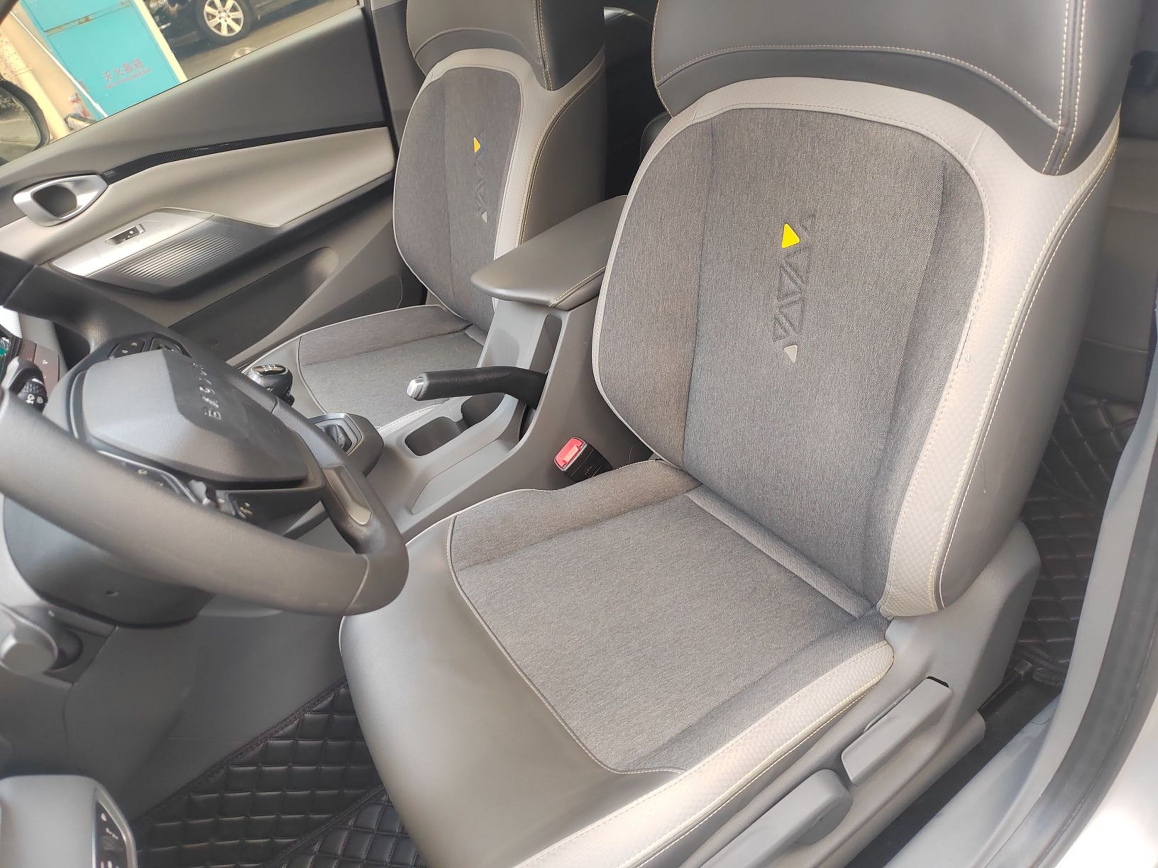 Переднее сиденье в автомобиле