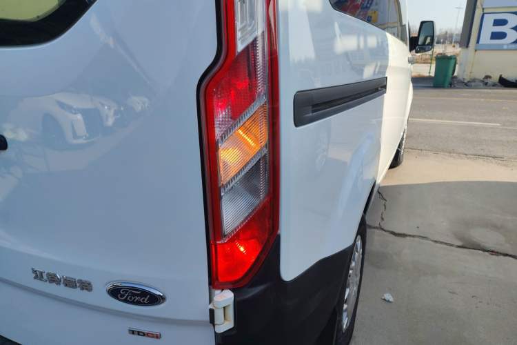 Used Ford Transit 2019 2.0T Diesel Multi-Purpose Commercial Vehicle Short Wheelbase Mid-Roof Design 6-Seater China VI Standard
