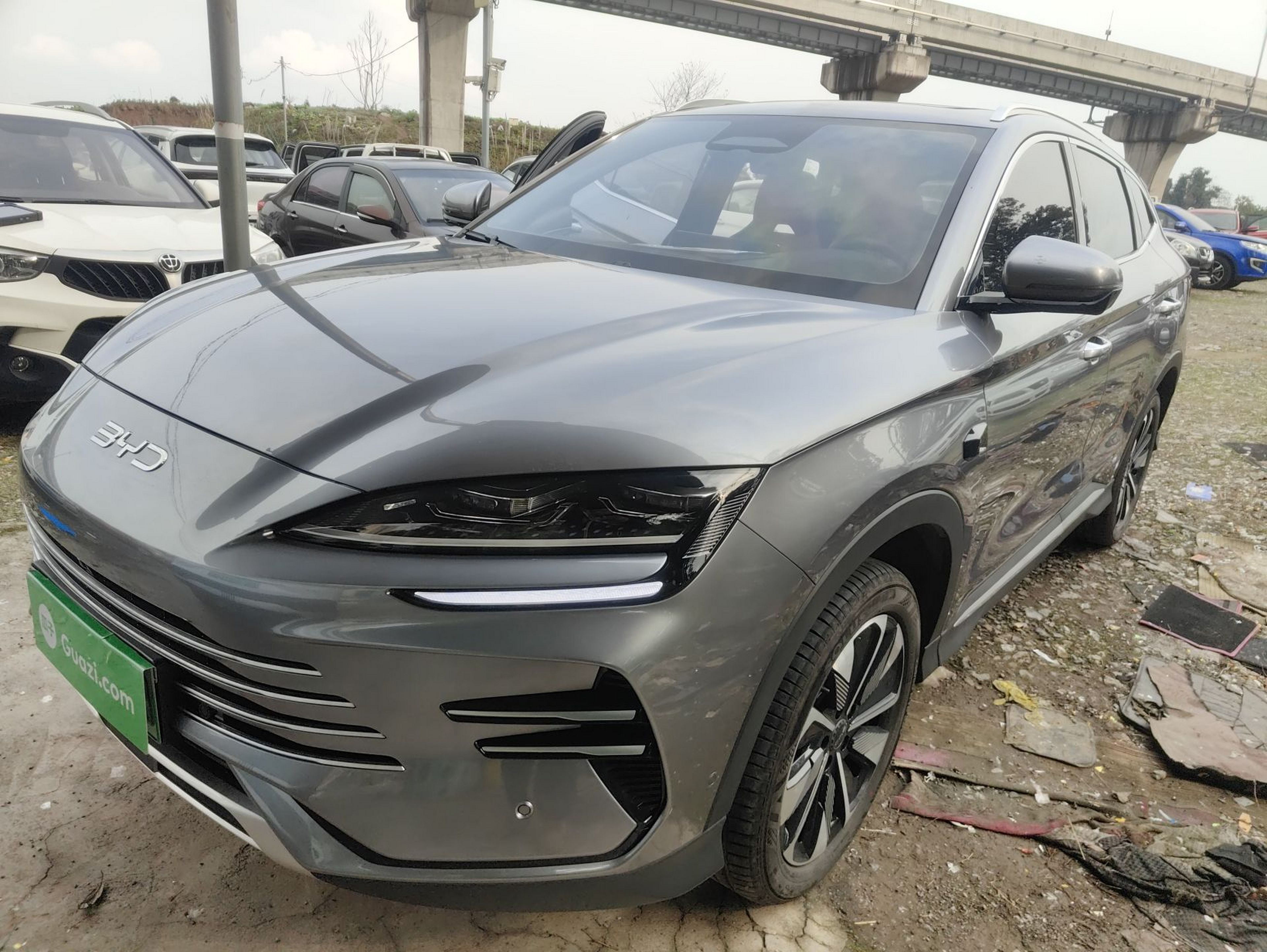 تحت مقدمة السيارة