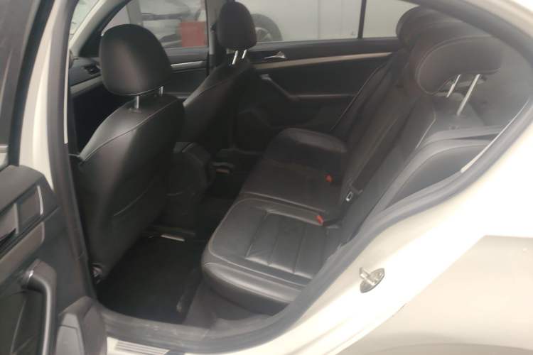 Used Volkswagen Lavida 2015 1.6L Automatic Comfort Edition
