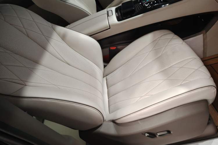 Used Denza D9 2022 DM-i 970 Four-Wheel Drive Flagship Model
