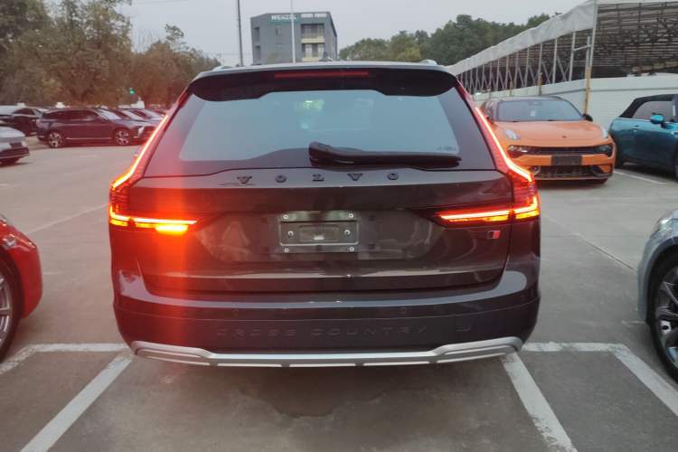 Used Volvo V90 2021 Cross Country B5 AWD Prestige Edition