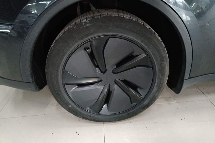 Used Tesla Model Y 2025 Long-Range All-Wheel-Drive Version