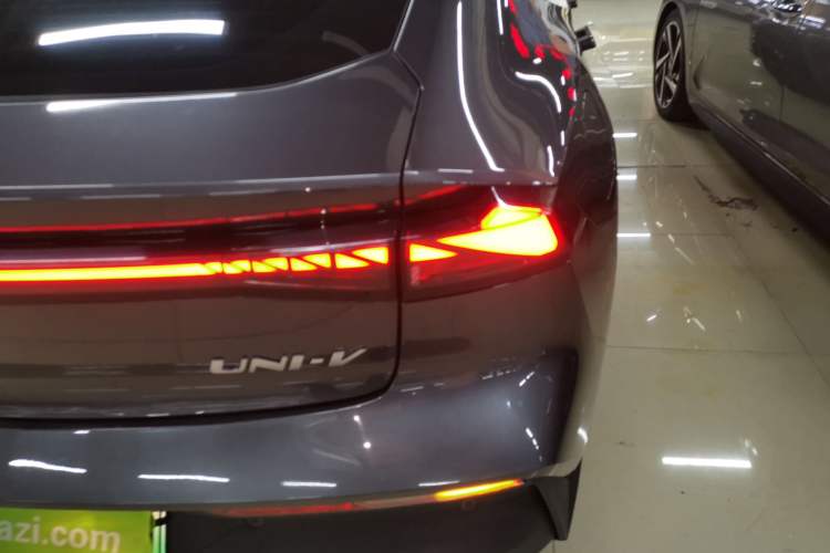 Used Changan UNI-V iDD 2023 ZhiDian iDD 1.5T 113km Smart & Fun Version
