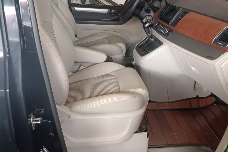 Used SAIC MAXUS G10 2016 1.9T Automatic Elite Edition Diesel China V Emission Standard
