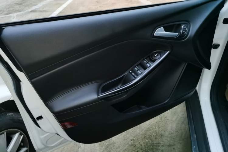 Used Ford Focus 2015 Hatchback 1.6L Automatic Fashion Edition
