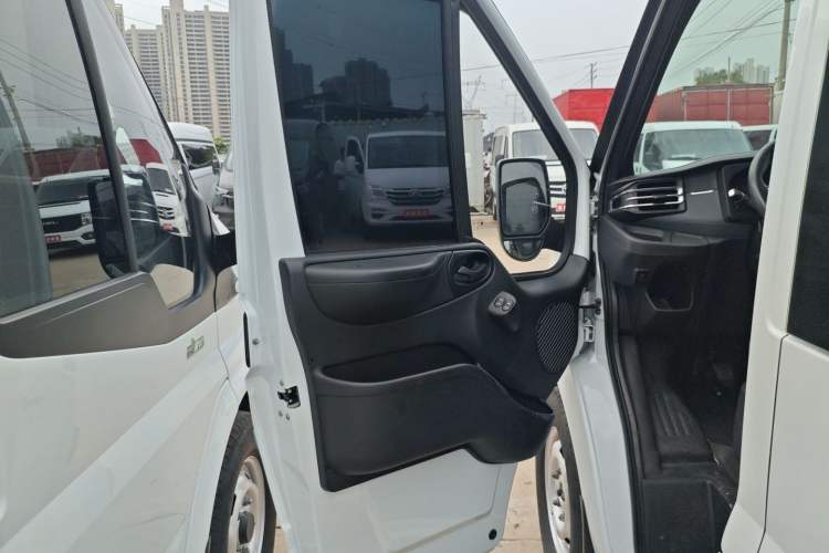 Used JMC Fushun 2022 2.0T Manual Multi-Function Passenger Vehicle Mid-Range High Roof 6-7 Seats
