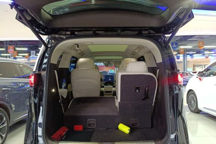 Used Denza D9 2024 DM-i 1050 Luxury Model
