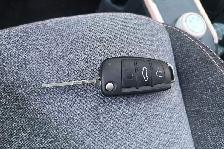 Used Chery QQ Ice Cream 2022 120km Conical Shape Lithium Iron Phosphate
