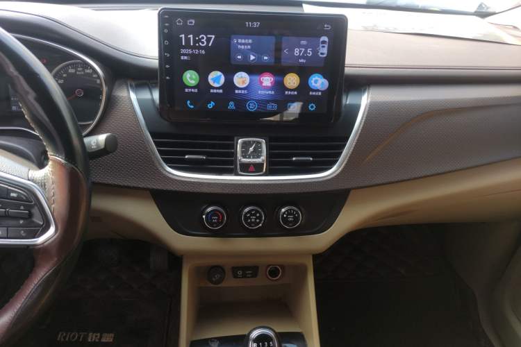 Used Baojun 730 2017 1.5T Manual Fashion Version 7 Seats China V Emission Standard
