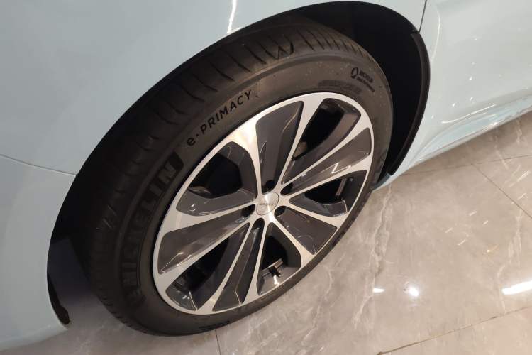 Used Hima Luxeed S7 2025 855 km Max
