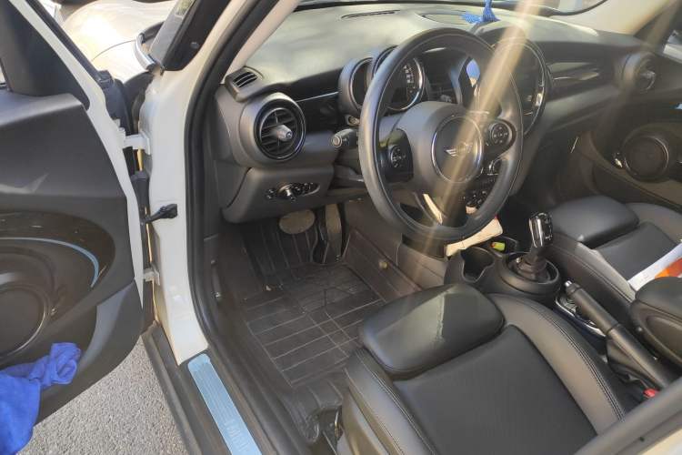 Used  MINI 2019 1.5T COOPER Classic Edition Five-Door Version
