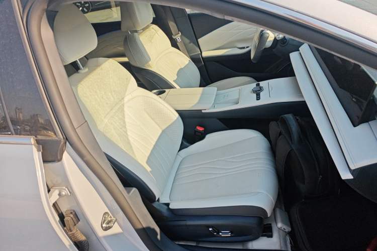 Used Geely Galaxy E8 2024 665 km Range Rear-Drive Starship Long-Range Version