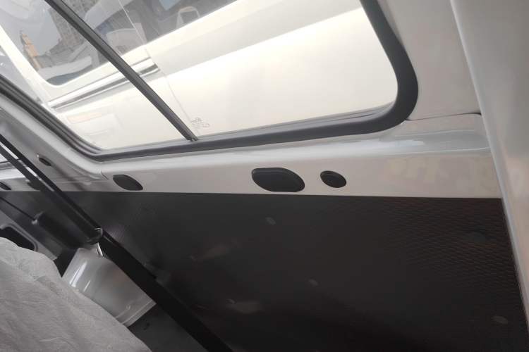 Used Wuling Yangguang 2024 300KM Comfort Version Passenger Van 75kW
