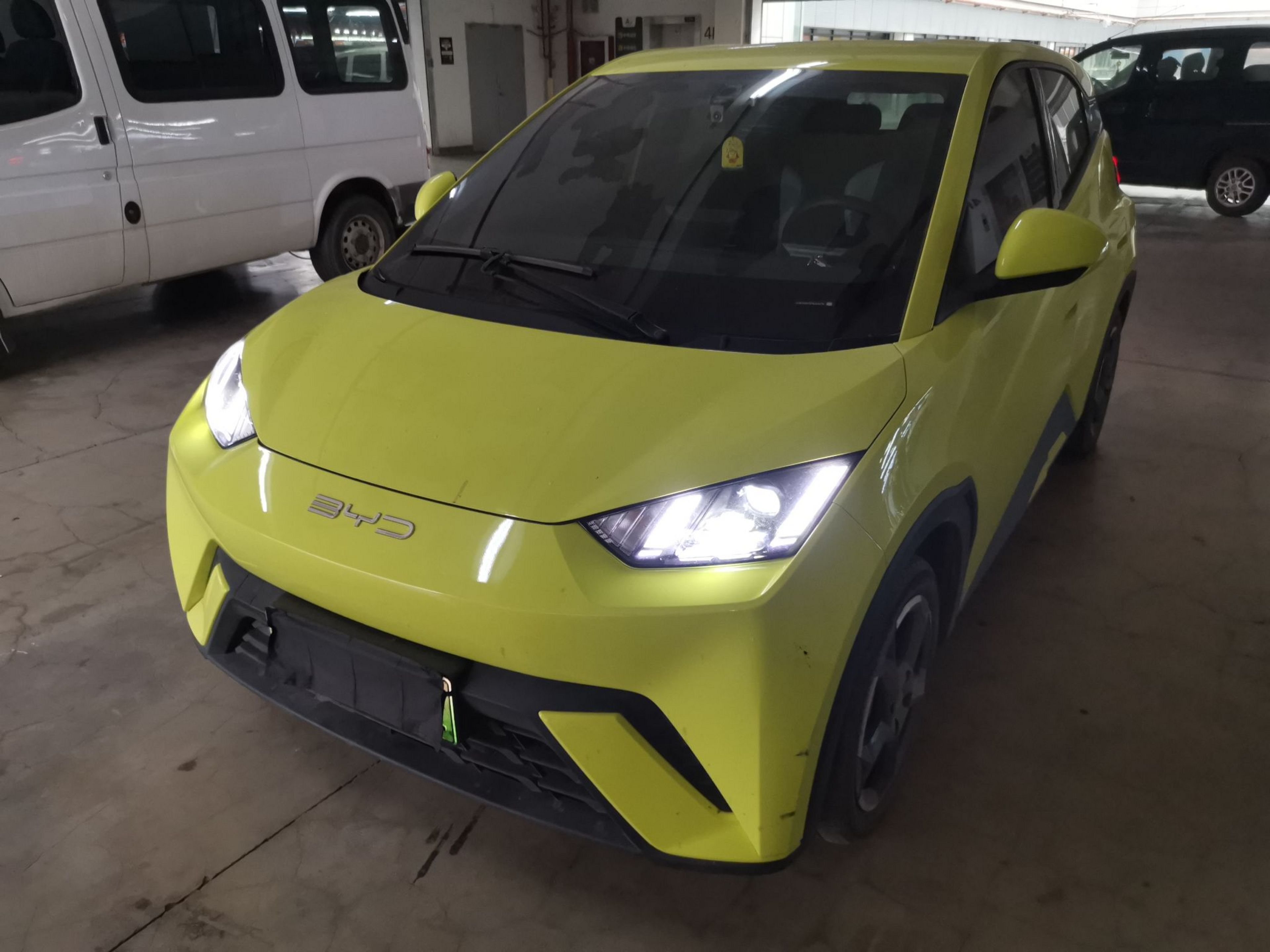 تحت مقدمة السيارة