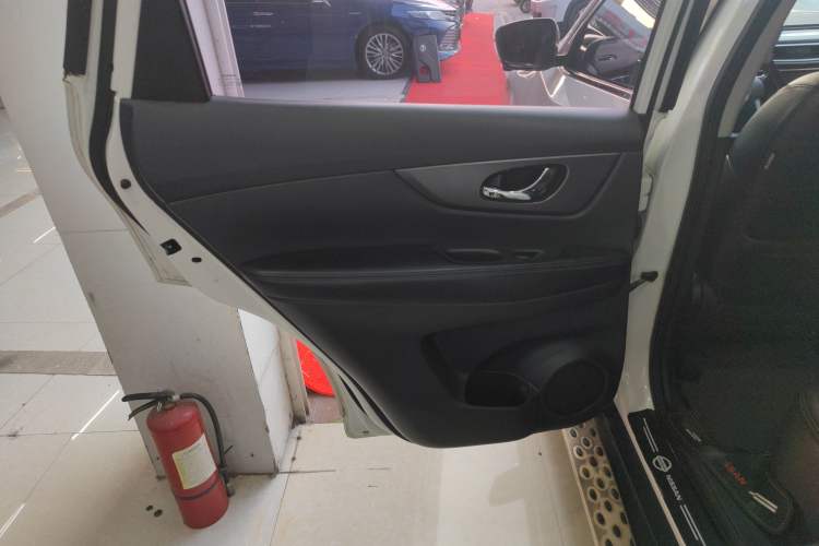 Used Nissan X-Trail 2015 2.0L CVT Comfort MAX Edition 2WD
