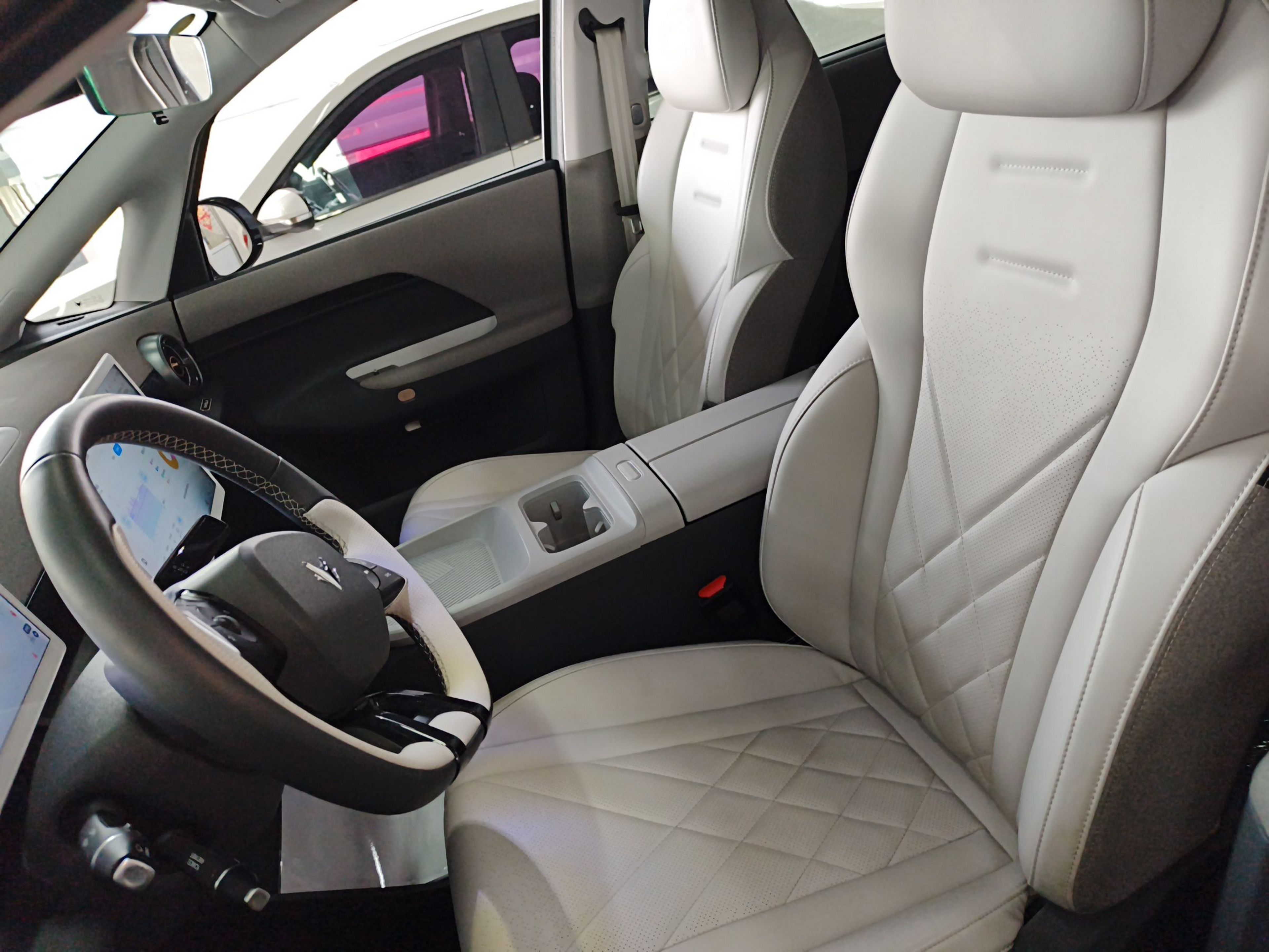 المقاعد الأمامية داخل السيارة