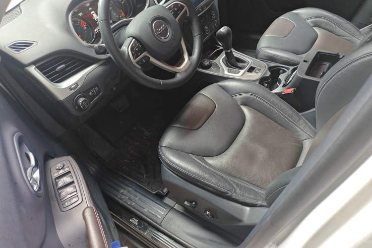 Used  Cherokee 2016 2.4L Professional Smart Version