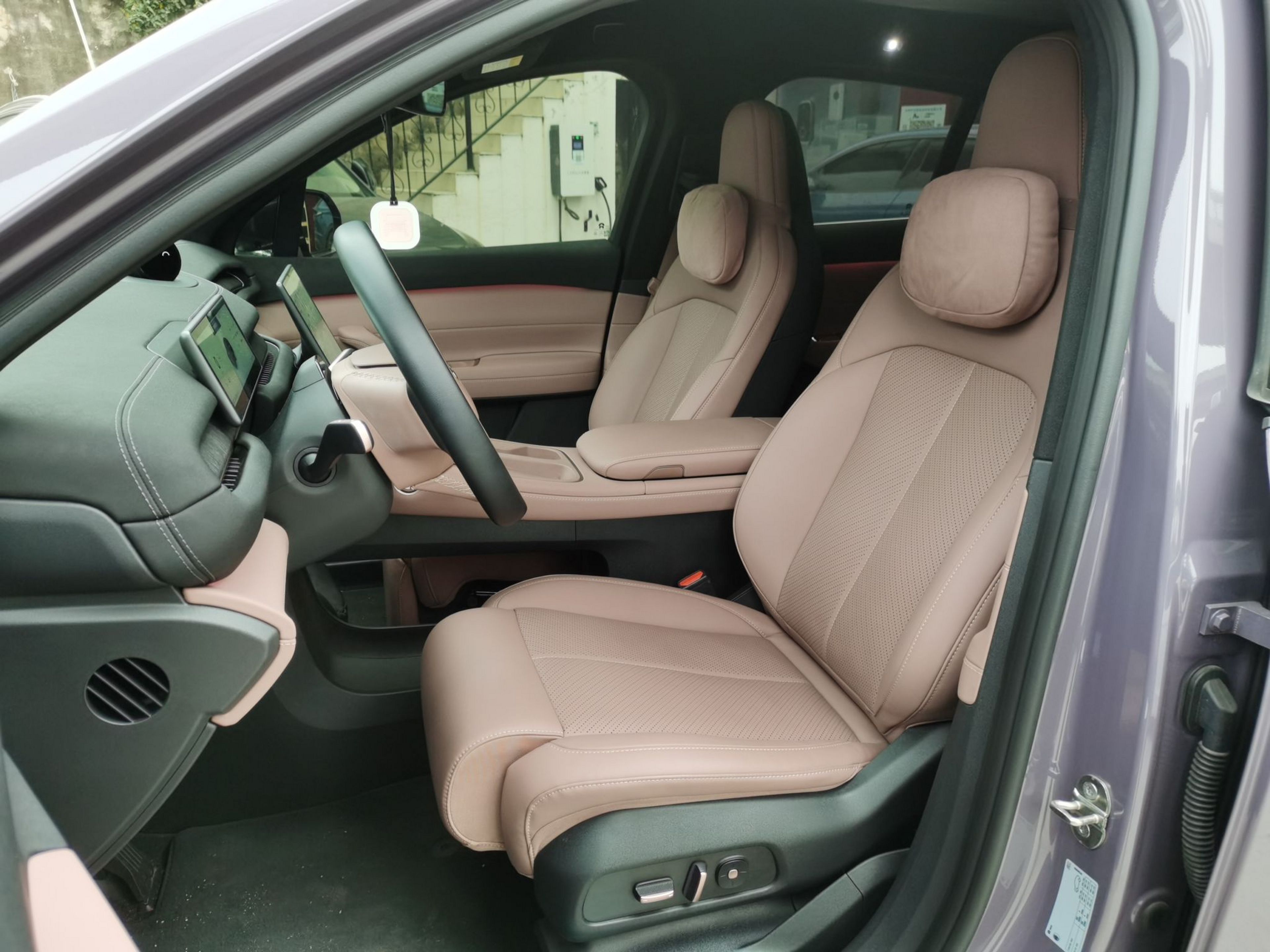 المقاعد الأمامية داخل السيارة