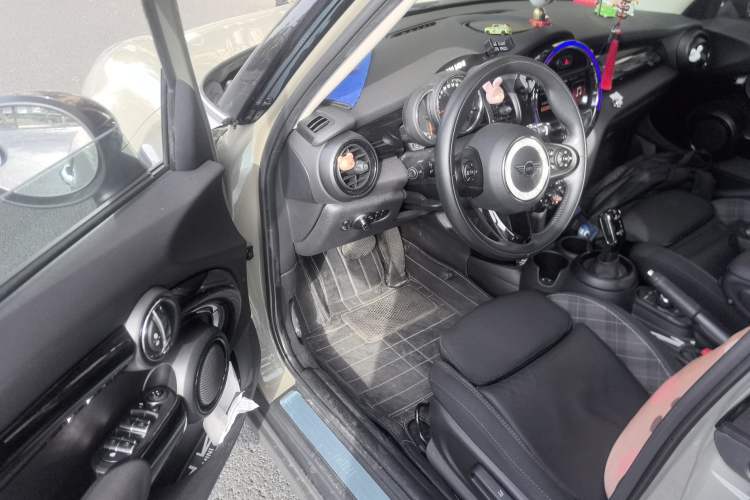 Used  MINI 2018 1.5T COOPER Classic Edition Five-Door Version
