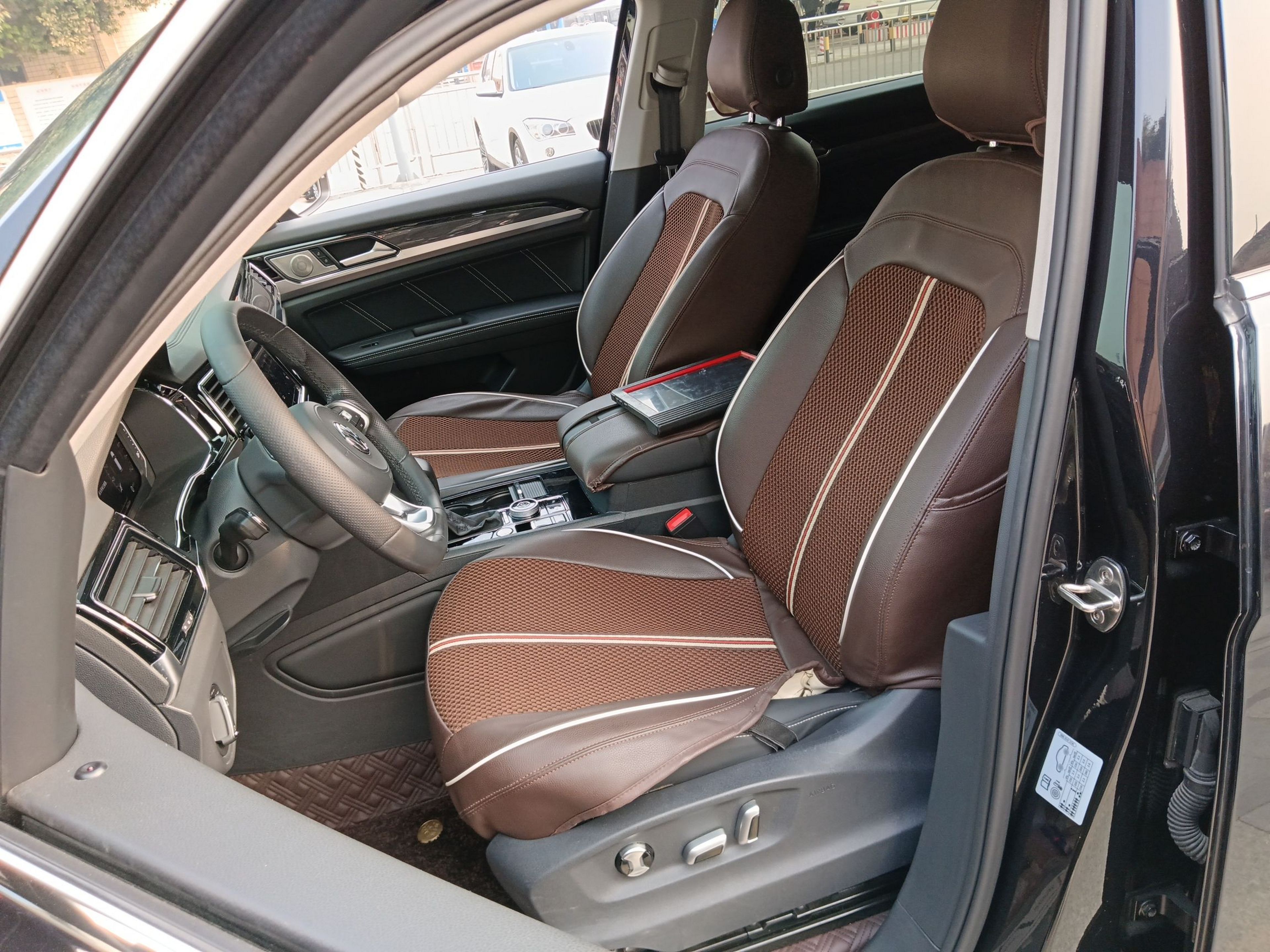 Переднее сиденье в автомобиле