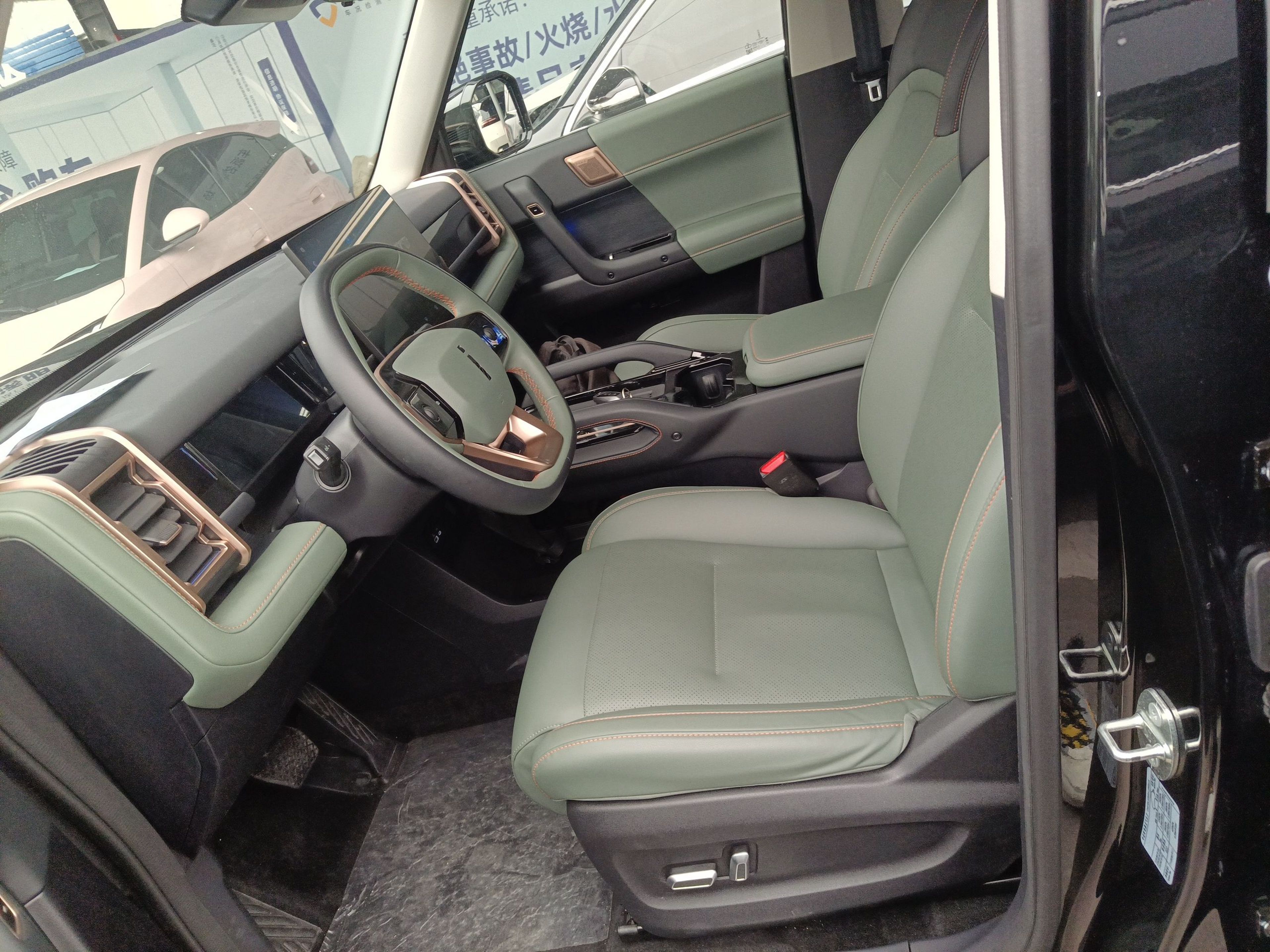 المقاعد الأمامية داخل السيارة