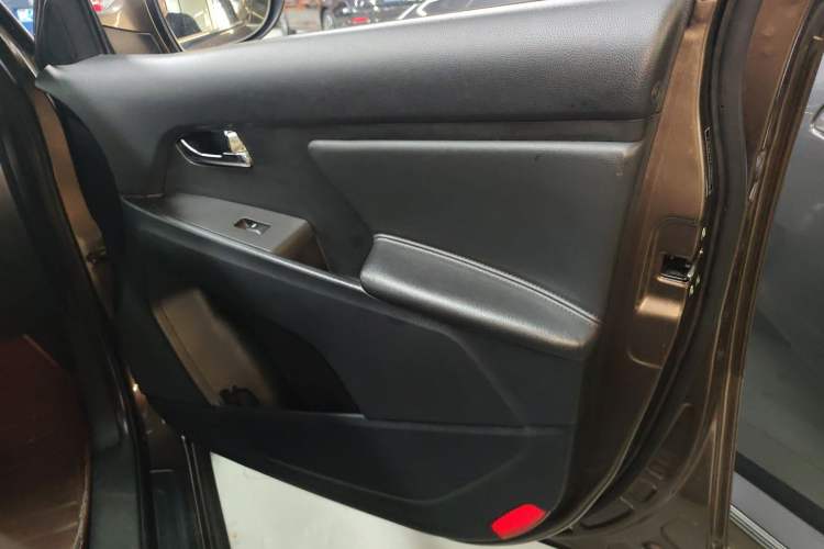 Used Kia Sportage R 2015 2.0L Automatic Two-Wheel Drive DLX Model
