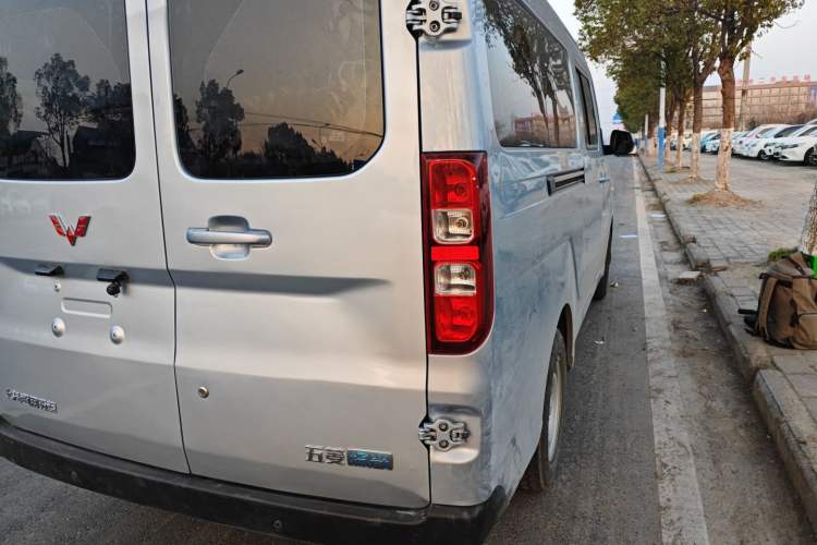 Used Wuling Yangguang 2024 300KM Comfort Version Passenger Van 75kW
