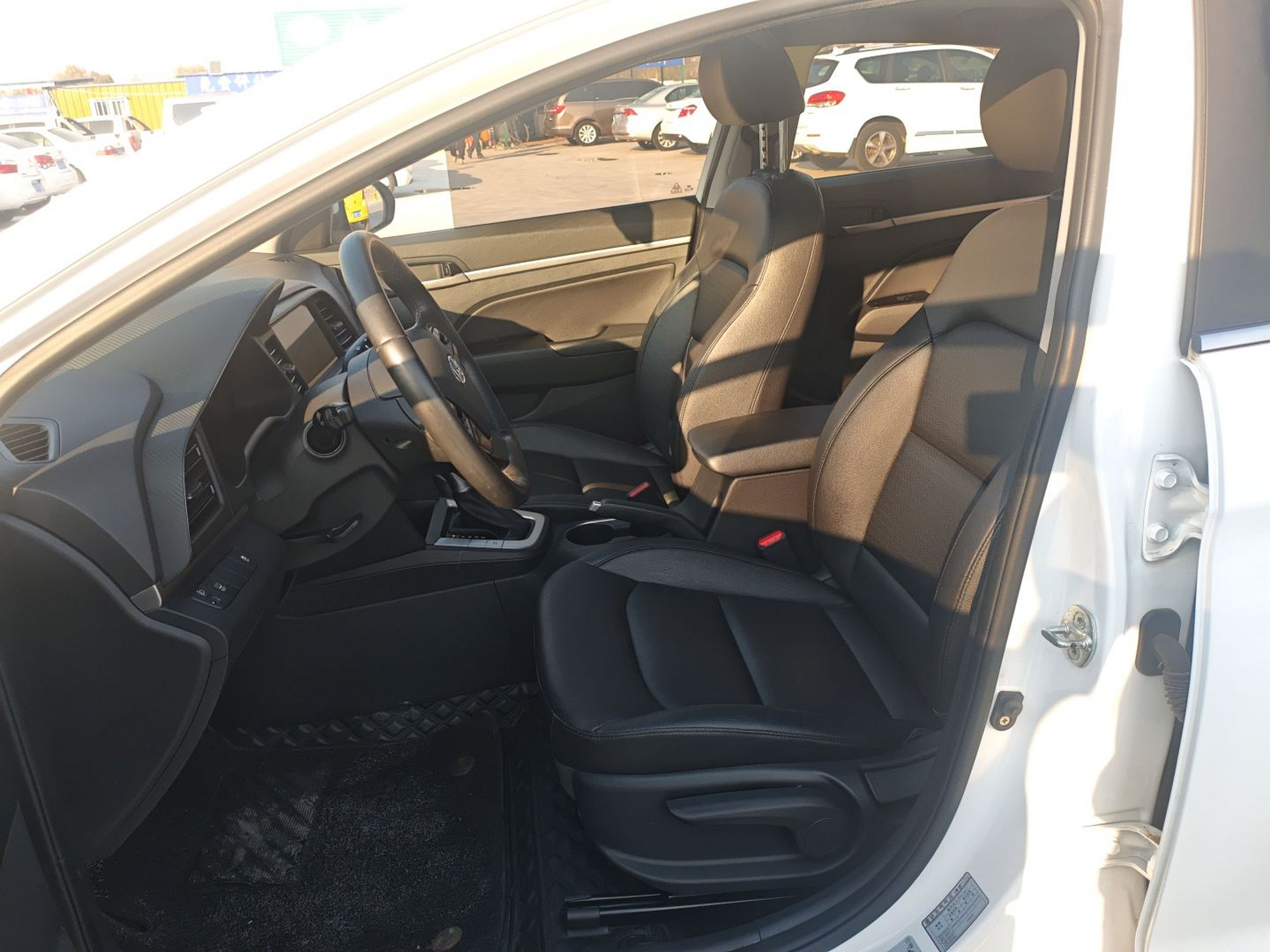 Переднее сиденье в автомобиле