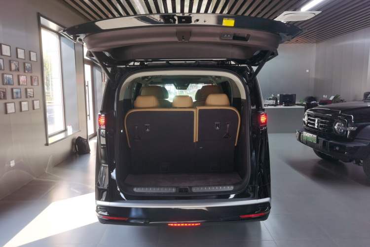 Used Denza D9 2024 DM-i 1050 Luxury Model