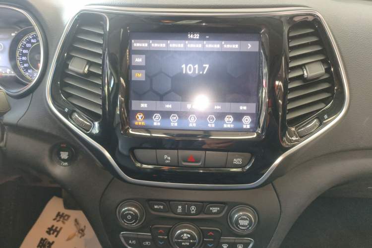 Used  Cherokee 2019 2.0T Two-Wheel Drive Smart Enjoyment Version China VI
