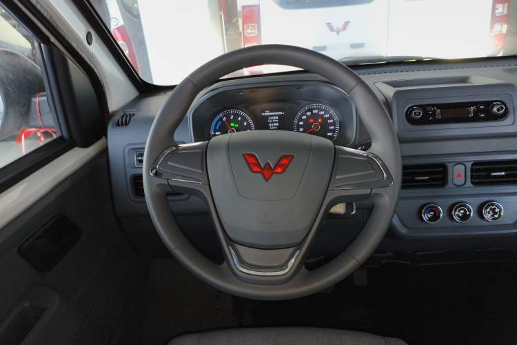 Used Wuling Yangguang 2024 300KM Comfort Version Passenger Van 75kW
