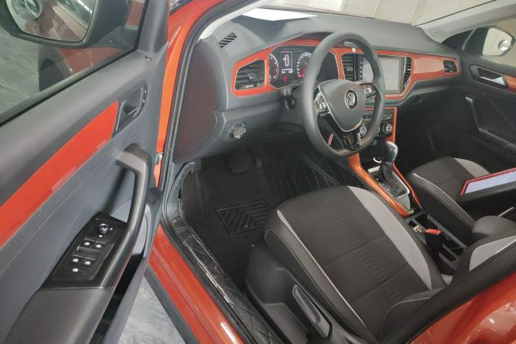 Used Volkswagen T-ROC 2018 280TSI DSG Two-Wheel Drive Advanced Version China V Emission Standard
