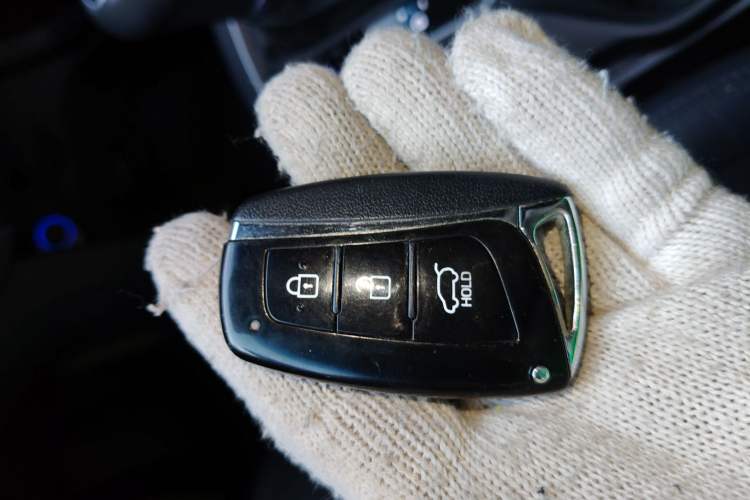 Used Hyundai Santa Fe 2015 2.4L Automatic Two-Wheel Drive Smart Version 5 Seats