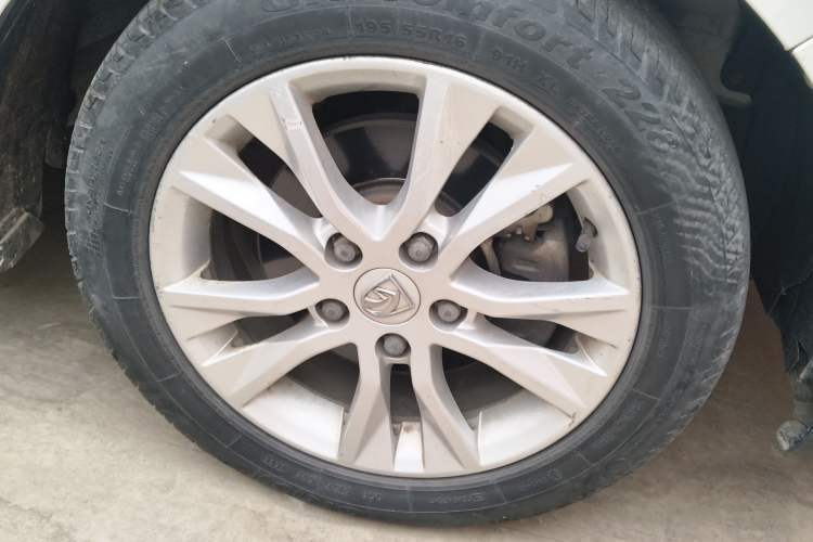 Used Baojun 730 2014 1.5L manual standard version 5 seats
