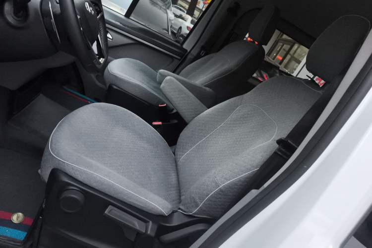 Used SAIC MAXUS Xintu V70 2025 2.0T Automatic Short Wheelbase Ultra-Low Roof Elite Edition – 5/6 Seats