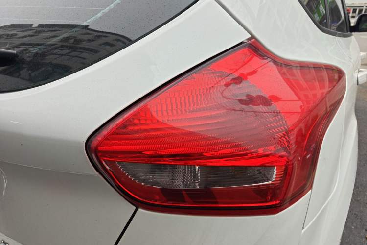 Used Ford Focus 2018 Hatchback Classic 1.6L Automatic Trendy SmartDrive Edition
